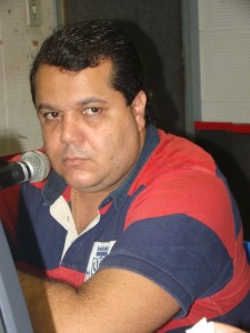 O vereador Netinho Nogueira durante entrevista na Cultura AM 