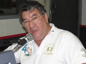 O vereador José Mendonça durante entrevista na Cultura AM 