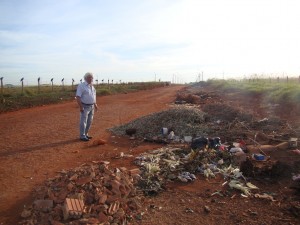 O vereador Tapiricira durante visita na avenida Lions Clube: local concentra grande quantidade de entulho e lixo 