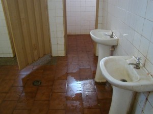 Foto mostra situação precária dos banheiros 