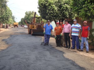 O vereador Toin do Raio X acompanha operação de tapa buraco no bairro: solicitação atendida pela administração municipal 