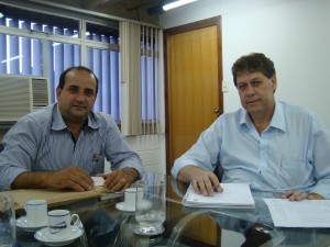 O vereador José Renato ao lado do Diretor da Cohab, Paulo Gobbi 