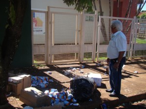 O vereador Tapicirica verificou existência de embalagens de medicamentos vazias na USF “Tarcisio Barini” no bairro Vivendas