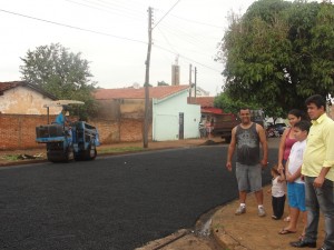 O vereador Toin do Raio X durante recapeamento no bairro  Nossa Senhora Aparecida