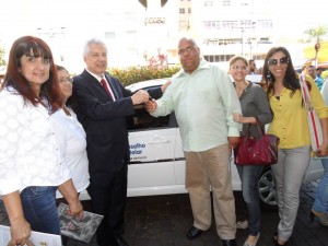 As vereadoras com os conselheiros durante a entrega do veículo zero quilômetro 