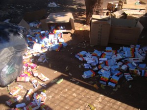 Grande quantidade de caixas vazias de medicamentos na calçada da USF “Tarcísio Barini”