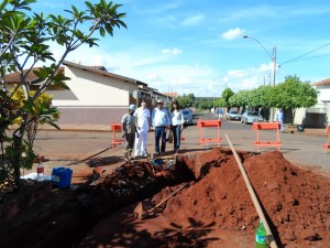 Os vereadores acompanharam a obra de substituição da rede de água 