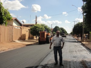 O vereador José Renato Tavares durante visita a obra de recapeamento no bairro Jardim Eliza