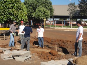 O vereador Toin do Raio X acompanha mais uma obra realizada pelo atual governo após sua solicitação 