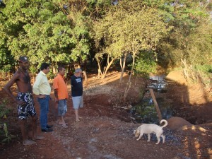 O vereador Toin do Raio X em visita ao local com os moradores 