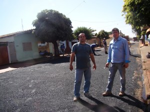 Os vereadores Toin do Raio X e José Renato Tavares durante visita a obra de recuperação do asfalto na rua 36 