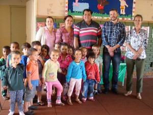Vereador Netinho Nogueira com crianças da CEI Josefina 