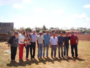 O Deputado Roberto Engler ao lado de lideranças do PSDB em visita a obra do centro esportivo no bairro José Pugliesi 