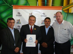 Os vereadores José Natal Pereira e José Reginaldo Moreti ao lado do prefeito Sérgio de Mello e do assessor do Deputado Roberto Engler, Fernando,  após assinatura de documento garantindo a inclusão de Guaíra em mais uma etapa do programa Creche  Escola 