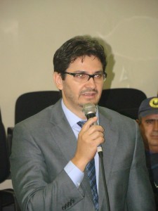 O vereador e enfermeiro João José de Oliveira orienta sobre hepatite 