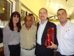 O Ministro dos Esportes Aldo Rebelo ao lado da vereadora Susete Barini, Serjão e o professor Alessandro Camilo 
