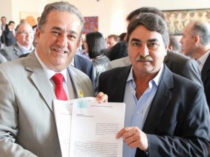 O vereador Moreti ao lado do prefeito Sérgio de Mello na assinatura de convênio para o município 