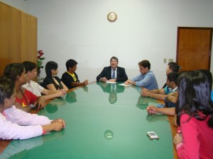 Estudantes reunidos com o presidente da Casa de Leis, José Mendonça 