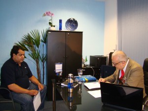 O vereador Netinho Nogueira faz solicitação no gabinete do Deputado Roberto Engler 