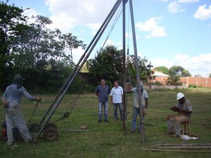 O presidente da Câmara, vereador José Reginaldo Moretti e o assessor João José Assis Leite durante visita ao terreno onde será construído o novo prédio da Câmara