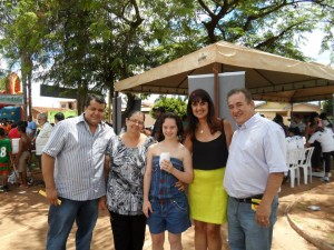 Os vereadores Netinho Bogueira, Susete Barini e Cida Armani com o prefeito Sérgio de Mello durante a inauguração das quadra esportiva