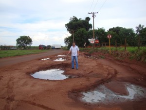 O presidente da Câmara José Reginaldo Moreti durante visita ao anel viário Julio Robini