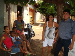 O vereador Toin do Raio X durante a visita fala aos moradores