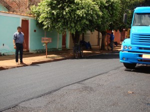 O vereador conferiu o trabalho de recapeamento no bairro