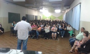 Vereador Netinho Nogueira durante reunião com professores