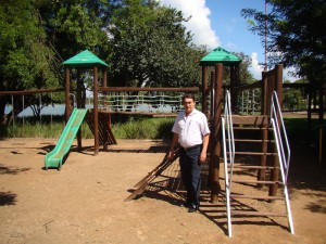 O presidente da Câmara Municipal José Reginaldo Moretti durante visita à praça “Professora Izabel Lelis” no parque ecológico Maracá